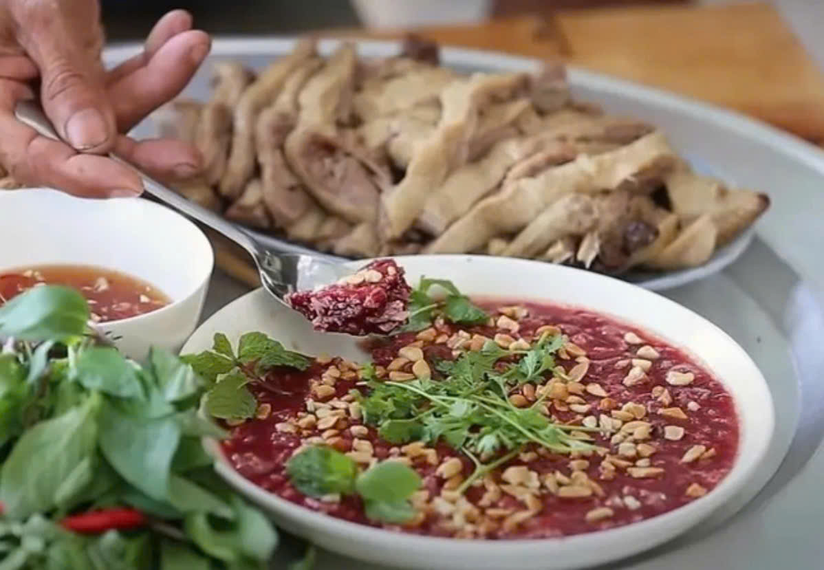 Hưng Yên: 31 người nghi ngộ độc thực phẩm sau khi ăn tiết canh vịt sống