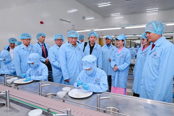 Đo&agrave;n đại biểu cấp cao Thủ đ&ocirc; Vi&ecirc;ng Chăn (nước CHDCND L&agrave;o) thăm v&agrave; l&agrave;m việc tại Nh&agrave; m&aacute;y Chế biến Nguy&ecirc;n liệu Yến s&agrave;o Sanvinest Kh&aacute;nh H&ograve;a, b&agrave; Trịnh Thị Hồng V&acirc;n- Chủ tịch HĐTV C&ocirc;ng ty Yến s&agrave;o Kh&aacute;nh H&ograve;a v&agrave; l&atilde;nh đạo nh&agrave; m&aacute;y đ&atilde; tiếp v&agrave; hướng d&acirc;n đo&agrave;n tham quan
