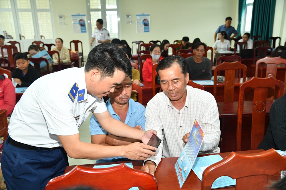 Lực lượng chức năng BTL V&ugrave;ng Cảnh s&aacute;t biển 4 hướng dẫn b&agrave; con ngư d&acirc;n qu&eacute;t m&atilde; QR tra cứu c&aacute;c quy định về chống khai th&aacute;c IUU.