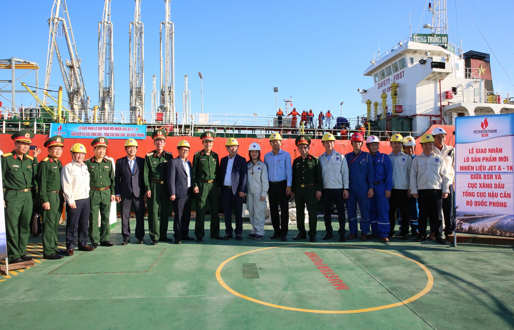 Ng&agrave;y 29/11/2022, C&ocirc;ng ty cổ phần Lọc h&oacute;a dầu B&igrave;nh Sơn (BSR) đ&atilde; tổ chức Lễ giao nhận c&aacute;c l&ocirc; sản phẩm nhi&ecirc;n liệu quốc ph&ograve;ng đầu ti&ecirc;n sản xuất tại NMLD Dung Quất bao gồm nhi&ecirc;n liệu phản lực JetA-1K, nhi&ecirc;n liệu Diesel DO-L62 v&agrave; xăng A80 (RON83) cho Cục Xăng dầu (Tổng cục Hậu cần - Bộ Quốc ph&ograve;ng)