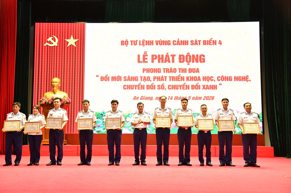 Thủ trưởng BTL V&ugrave;ng Cảnh s&aacute;t biển 4 trao trao thưởng cho c&aacute;c tập thể, c&aacute; nh&acirc;n c&oacute; th&agrave;nh t&iacute;ch tốt trong Đợt thi đua ch&agrave;o mừng bầu cử đại biểu Quốc hội kh&oacute;a XVI v&agrave; bầu cử đại biểu Hội đồng nh&acirc;n d&acirc;n c&aacute;c cấp nhiệm kỳ 2026 - 2031; ch&agrave;o mừng 136 năm Ng&agrave;y sinh Chủ tịch Hồ Ch&iacute; Minh v&agrave; Cuộc thi ch&iacute;nh luận về bảo vệ nền tảng tư tưởng của Đảng lần thứ S&aacute;u, năm 2026