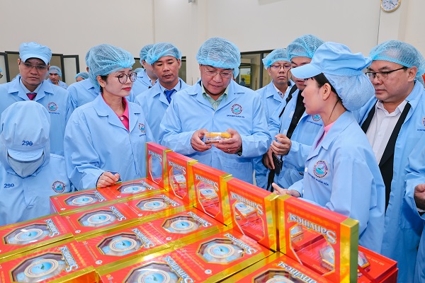 Đo&agrave;n đại biểu cấp cao Thủ đ&ocirc; Vi&ecirc;ng Chăn (nước CHDCND L&agrave;o) thăm v&agrave; l&agrave;m việc tại Nh&agrave; m&aacute;y Chế biến Nguy&ecirc;n liệu Yến s&agrave;o Sanvinest Kh&aacute;nh H&ograve;a, b&agrave; Trịnh Thị Hồng V&acirc;n- Chủ tịch HĐTV C&ocirc;ng ty Yến s&agrave;o Kh&aacute;nh H&ograve;a v&agrave; l&atilde;nh đạo nh&agrave; m&aacute;y đ&atilde; tiếp v&agrave; hướng d&acirc;n đo&agrave;n tham quan