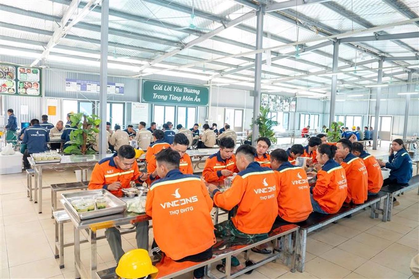 Với việc tuyển dụng quy m&ocirc; lớn 20.000 lao động giai đoạn 1 tại khu vực Nam H&agrave; Nội, Vingroup hướng tới hỗ trợ người d&acirc;n c&oacute; đất bị thu hồi, tạo sinh kế bền vững v&agrave; n&acirc;ng cao chất lượng cuộc sống th&ocirc;ng qua mức thu nhập v&agrave; ph&uacute;c lợi vượt trội so với thị trường.