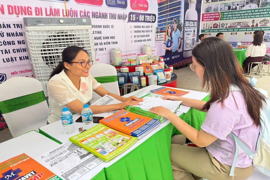 Bà Vũ Thị Thu Hoài, Giám đốc Marketing Tập đoàn Đức Hạnh Marphavet trực tiếp tư vấn tuyển dụng và định hướng kỹ năng nghề nghiệp cho sinh viên tại Ngày hội kết nối doanh nghiệp và cơ hội việc làm năm 2026. Ảnh: Mai Đan. Bà Vũ Thị Thu Hoài, Giám đốc Marketing Tập đoàn Đức Hạnh Marphavet trực tiếp tư vấn tuyển dụng và định hướng kỹ năng nghề nghiệp cho sinh viên tại Ngày hội kết nối doanh nghiệp và cơ hội việc làm năm 2026. Ảnh: Mai Đan.