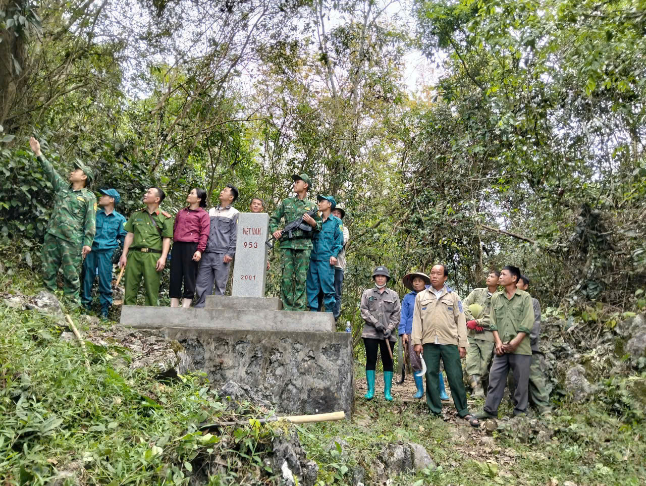 Cán bộ, chiến sĩ Đồn Biên phòng Đức Long hướng dẫn nhân dân phát quang và nhận biết đường tuần tra biên giới Cán bộ, chiến sĩ Đồn Biên phòng Đức Long hướng dẫn nhân dân phát quang và nhận biết đường tuần tra biên giới