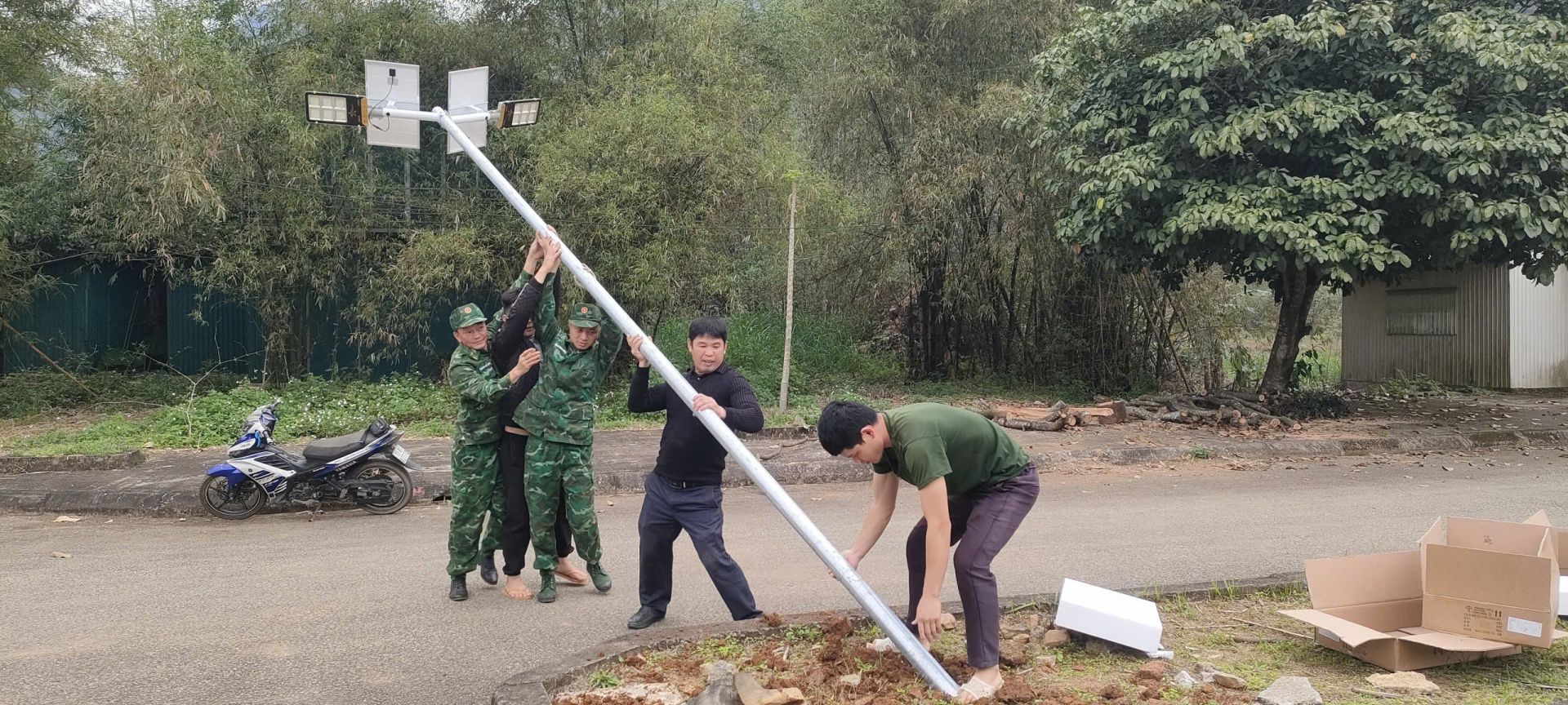 giúp đỡ nhân dân trên địa bàn 50 đèn năng lượng trị giá 80tr đồng thắp sáng đường làng ngõ xóm giúp đỡ nhân dân trên địa bàn 50 đèn năng lượng trị giá 80tr đồng thắp sáng đường làng ngõ xóm
