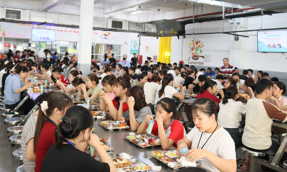 Người lao động C&ocirc;ng ty tr&aacute;ch nhiệm hữu hạn Crystal Martin Việt Nam tham gia 