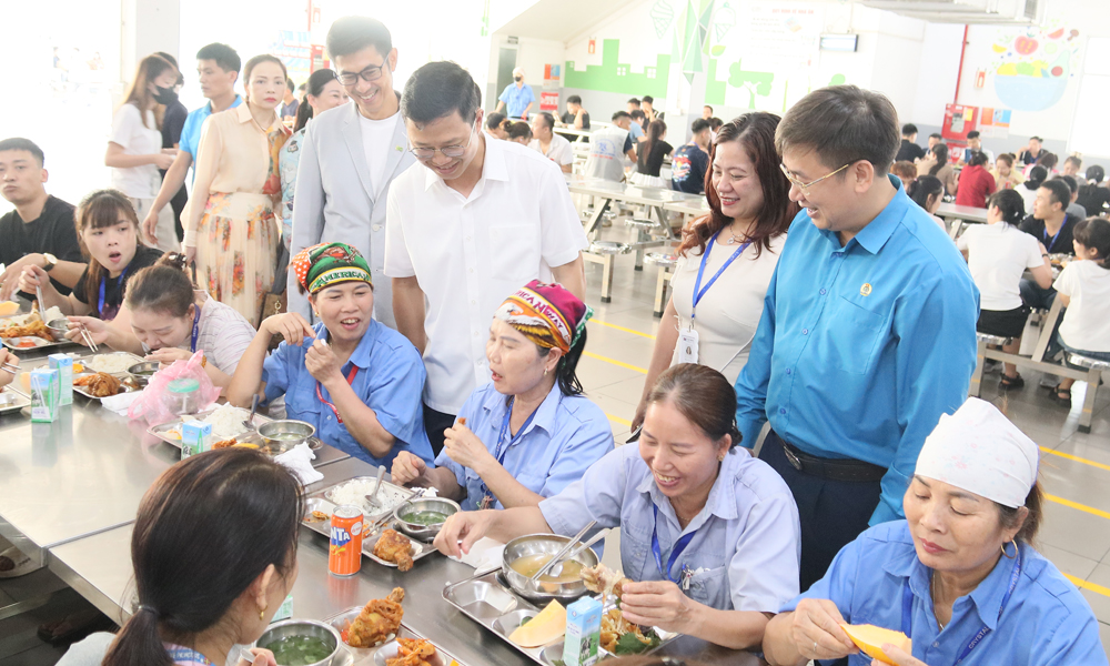 Bắc Ninh: “Bữa cơm công đoàn” gắn kết công nhân