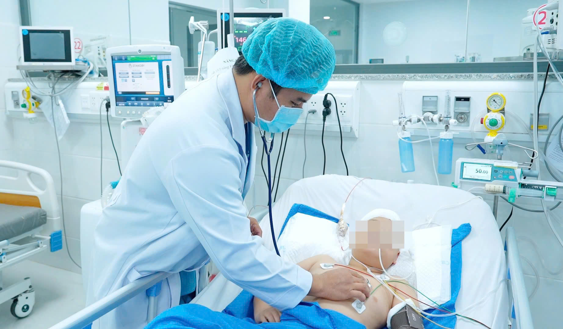 Ứng dụng công nghệ cao trong phẫu thuật và can thiệp mạch cứu sống bé 9 tuổi bị đột quỵ xuất huyết não tại S.I.S Cần Thơ