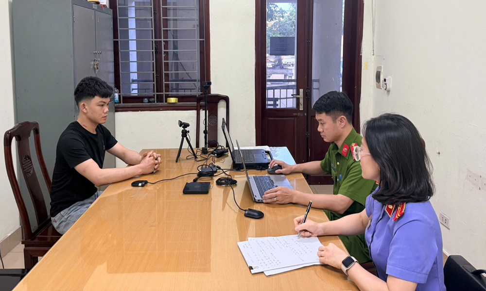 Cơ quan chức năng làm việc với Vi Văn Công sau khi xảy ra sự việc. Cơ quan chức năng làm việc với Vi Văn Công sau khi xảy ra sự việc.