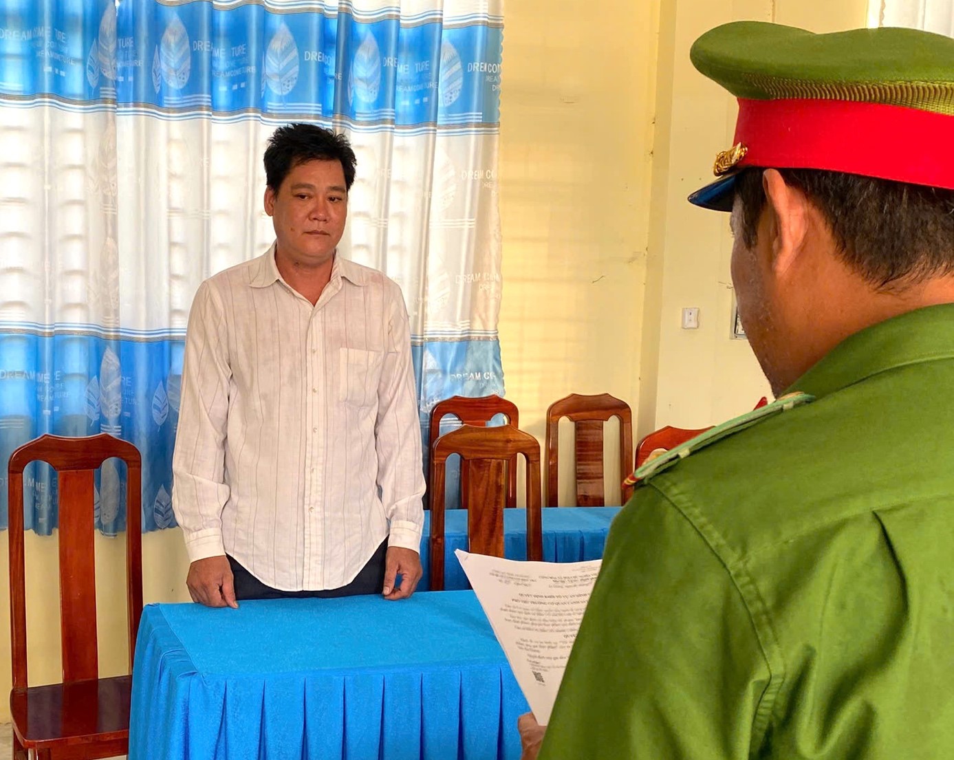 Cơ quan Cảnh s&aacute;t điều tra C&ocirc;ng an tỉnh An Giang tống đạt c&aacute;c quyết định khởi tố vụ &aacute;n, khởi tố bị can v&agrave; lệnh cấm đi khỏi nơi cư tr&uacute; đối với Đỗ Văn Qu&yacute;