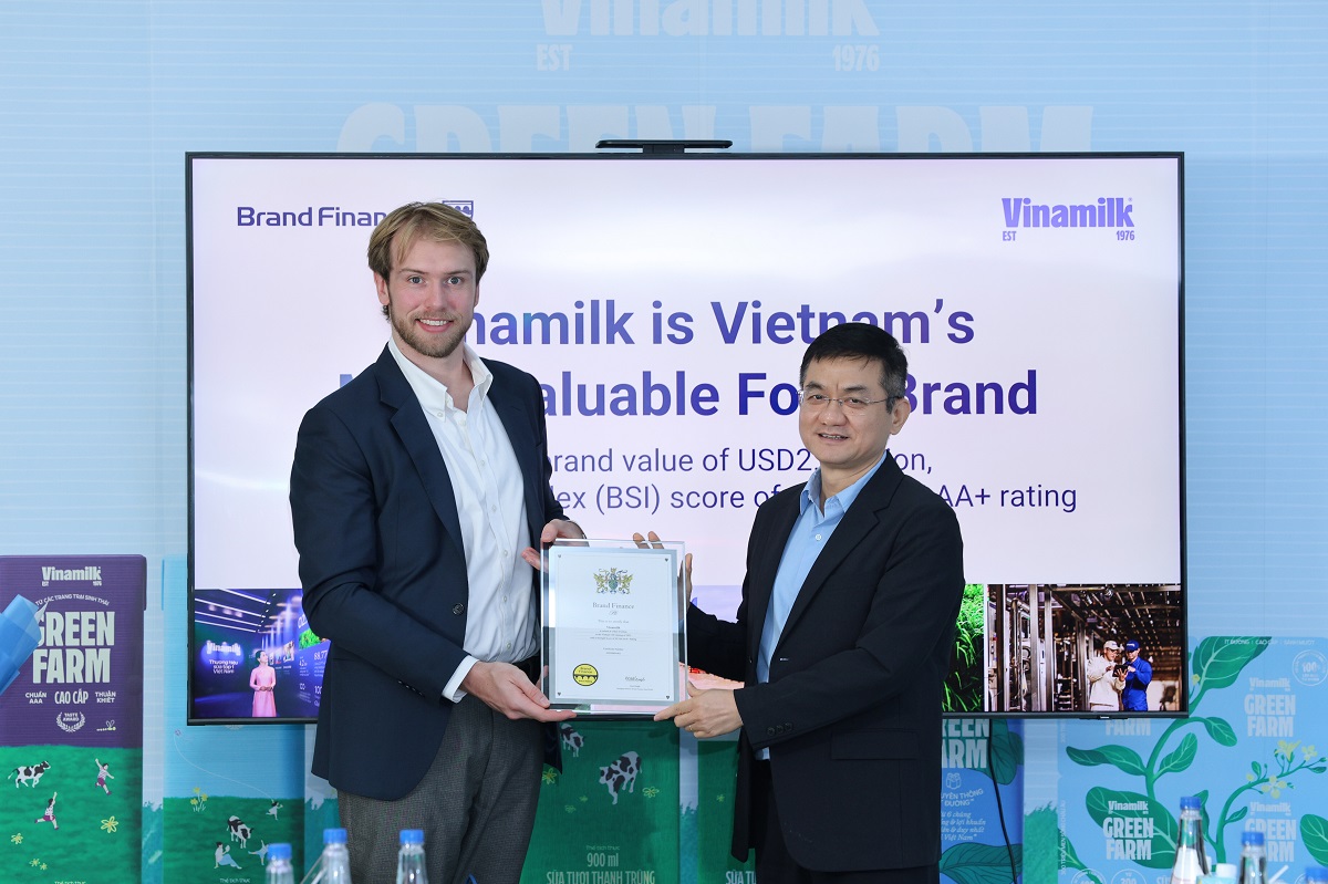 &Ocirc;ng Nguyễn Quang Tr&iacute;, Gi&aacute;m đốc Điều h&agrave;nh Marketing Vinamilk, nhận chứng nhận Top 100 thương hiệu gi&aacute; trị nhất Việt Nam từ đại diện Brand Finance. Ảnh: Vi Nam