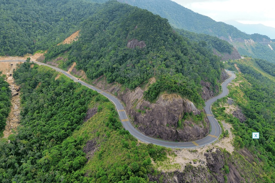 Đèo Khánh Lê trên Quốc lộ 27C dài khoảng 30km, địa hình quanh co, thường xuyên sạt lở vào mùa mưa. Đèo Khánh Lê trên Quốc lộ 27C dài khoảng 30km, địa hình quanh co, thường xuyên sạt lở vào mùa mưa.