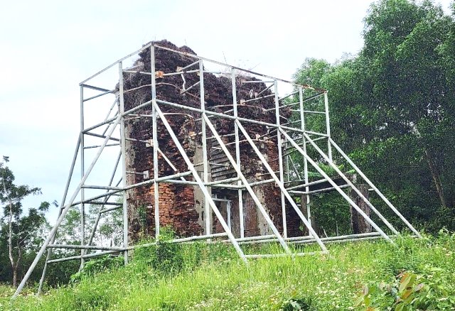 Hiện Di t&iacute;ch Phật viện Đồng Dương chỉ c&ograve;n một phần tường &ldquo;Th&aacute;p S&aacute;ng&rdquo; đ&atilde; xuống cấp nghi&ecirc;m trọng.