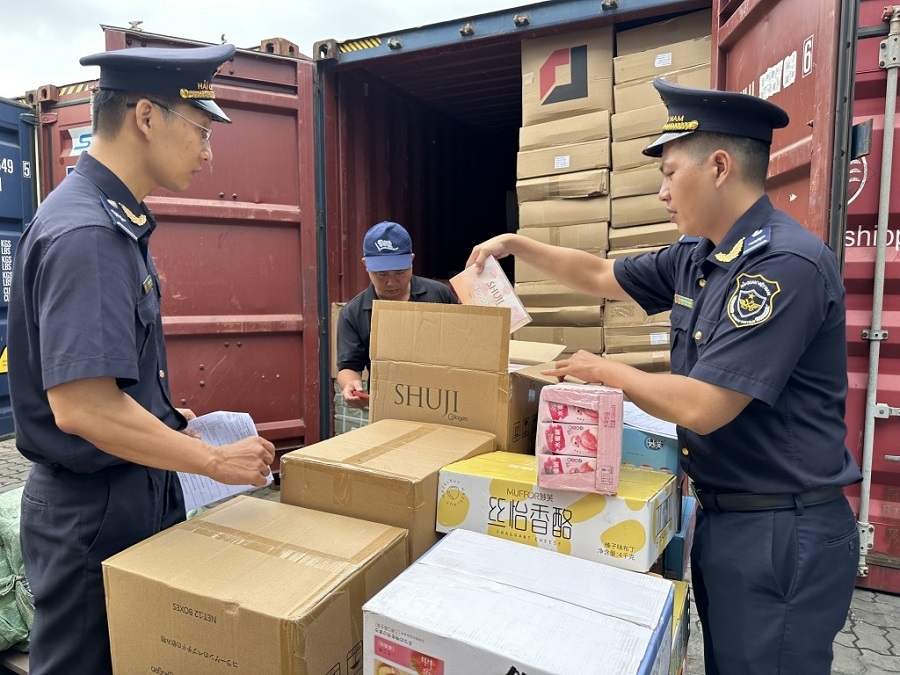 Công chức ngành Hải quan kiểm tra hàng hóa xuất nhập khẩu. Ảnh: KT Công chức ngành Hải quan kiểm tra hàng hóa xuất nhập khẩu. Ảnh: KT