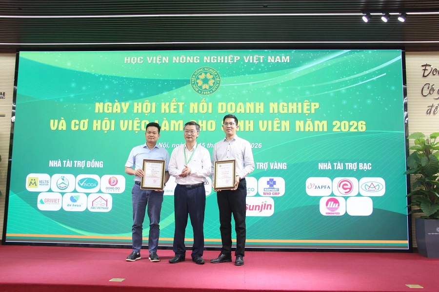 PGS.TS Nguyễn Công Tiệp, Phó Giám đốc Học viện Nông nghiệp Việt Nam trao Chứng nhận nhà tài trợ cho hai nhà tài trợ Kim cương: Công ty CP Tập đoàn PAN (bên phải) và Công ty CP Nông Nghiệp BAF Việt Nam (bên trái). Ảnh: Mai Đan. PGS.TS Nguyễn Công Tiệp, Phó Giám đốc Học viện Nông nghiệp Việt Nam trao Chứng nhận nhà tài trợ cho hai nhà tài trợ Kim cương: Công ty CP Tập đoàn PAN (bên phải) và Công ty CP Nông Nghiệp BAF Việt Nam (bên trái). Ảnh: Mai Đan.