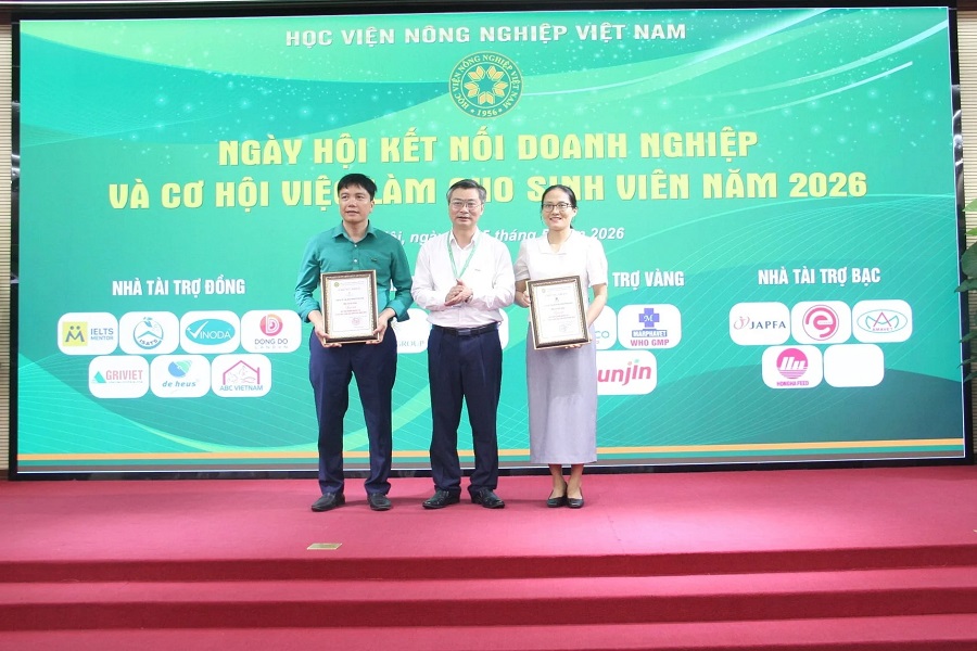 PGS.TS Nguyễn Công Tiệp, Phó Giám đốc Học viện Nông nghiệp Việt Nam trao Chứng nhận nhà tài trợ cho hai nhà tài trợ Vàng. Ảnh: Mai Đan. PGS.TS Nguyễn Công Tiệp, Phó Giám đốc Học viện Nông nghiệp Việt Nam trao Chứng nhận nhà tài trợ cho hai nhà tài trợ Vàng. Ảnh: Mai Đan.