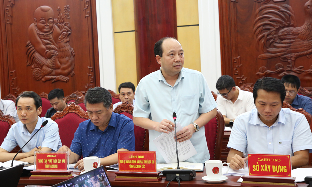 L&atilde;nh đạo Ban Quản l&yacute; dự &aacute;n d&acirc;n dụng v&agrave; ph&aacute;t triển đ&ocirc; thị tỉnh số 2 ph&acirc;n t&iacute;ch tiến độ c&aacute;c dự &aacute;n.