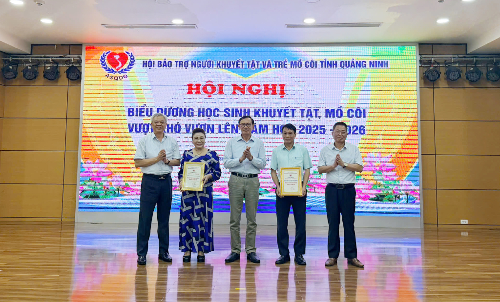 Các nhà hảo tâm được trao ghi nhận tấm lòng vàng Các nhà hảo tâm được trao ghi nhận tấm lòng vàng
