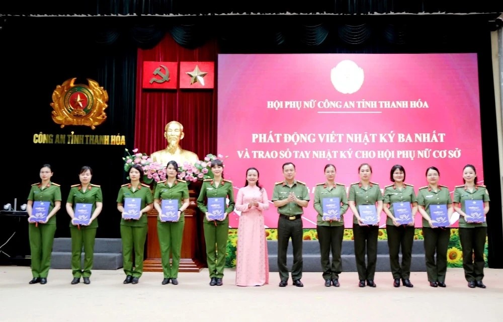 Các đồng chí Lương Thị Hạnh, Tỉnh ủy viên, Chủ tịch Hội LHPN tỉnh; Đại tá Trần Thái Quang Hoàng, Phó Giám đốc Công an tỉnh, trao tặng “Sổ nhật ký” cho Hội phụ nữ các đơn vị. Các đồng chí Lương Thị Hạnh, Tỉnh ủy viên, Chủ tịch Hội LHPN tỉnh; Đại tá Trần Thái Quang Hoàng, Phó Giám đốc Công an tỉnh, trao tặng “Sổ nhật ký” cho Hội phụ nữ các đơn vị.