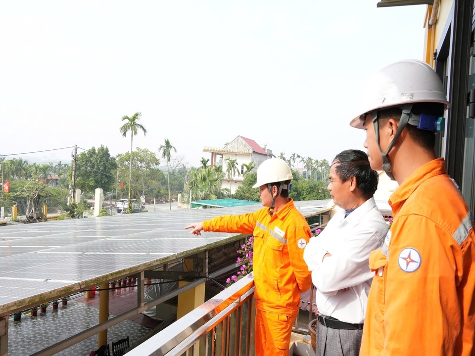 Lắp đặt điện mặt trời mái nhà giúp người dân tiết kiệm chi phí tiền điện hàng tháng Lắp đặt điện mặt trời mái nhà giúp người dân tiết kiệm chi phí tiền điện hàng tháng