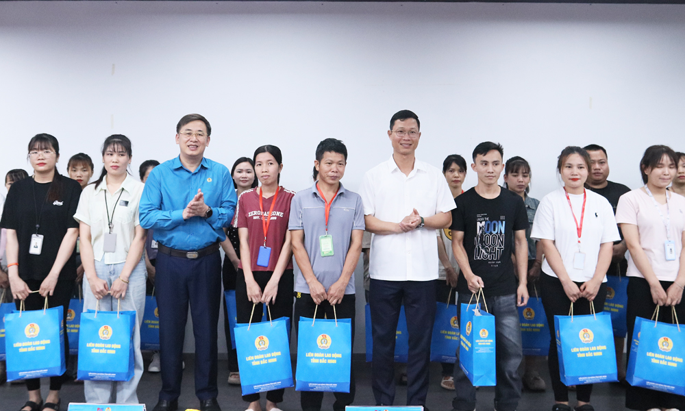 l&atilde;nh đạo Li&ecirc;n đo&agrave;n Lao động tỉnh đ&atilde; trực tiếp thăm hỏi v&agrave; trao tặng 150 suất qu&agrave; &yacute; nghĩa cho đo&agrave;n vi&ecirc;n, người lao động c&oacute; ho&agrave;n cảnh kh&oacute; khăn đang l&agrave;m việc tại c&ocirc;ng ty