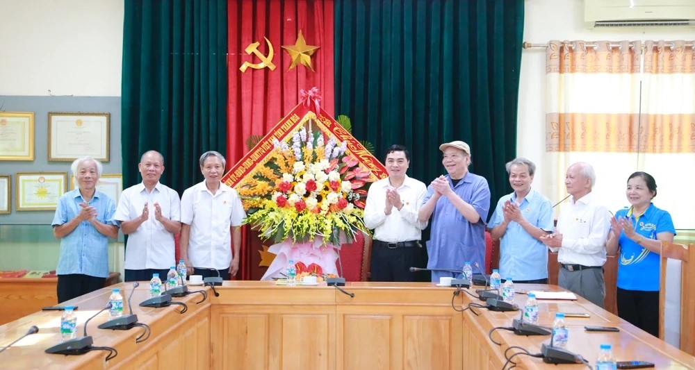 Chủ tịch UBND tỉnh Thanh Hóa thăm, chúc mừng Câu lạc bộ Hàm Rồng nhân kỷ niệm 44 năm thành lập