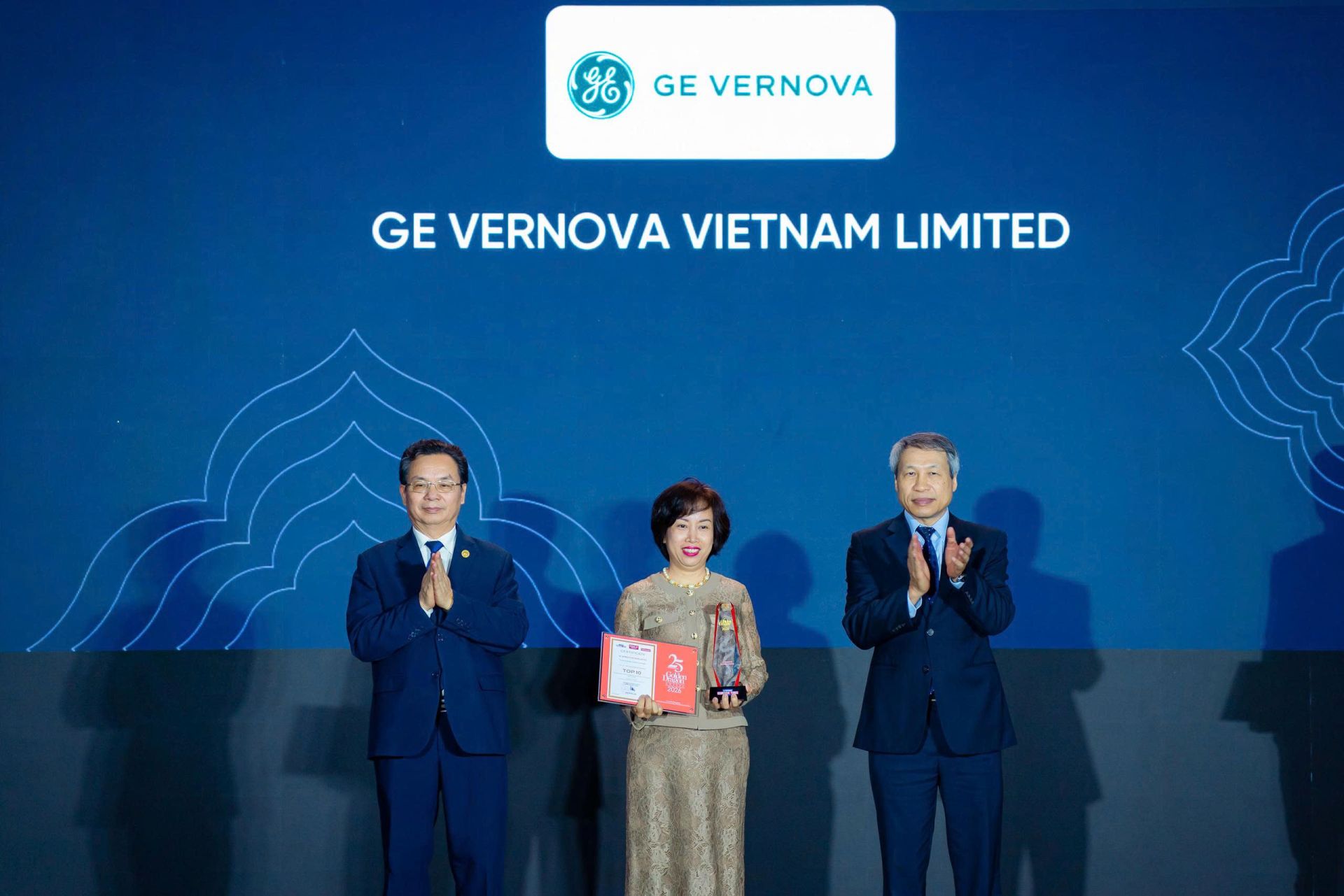 B&agrave; Trang Vũ, Tổng Gi&aacute;m đốc C&ocirc;ng ty TNHH GE Vernova Hải Ph&ograve;ng, được chụp ảnh tr&ecirc;n s&acirc;n khấu khi nhận giải thưởng danh gi&aacute;.
