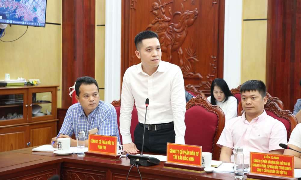 Đại diện nh&agrave; đầu tư ph&aacute;t biểu.