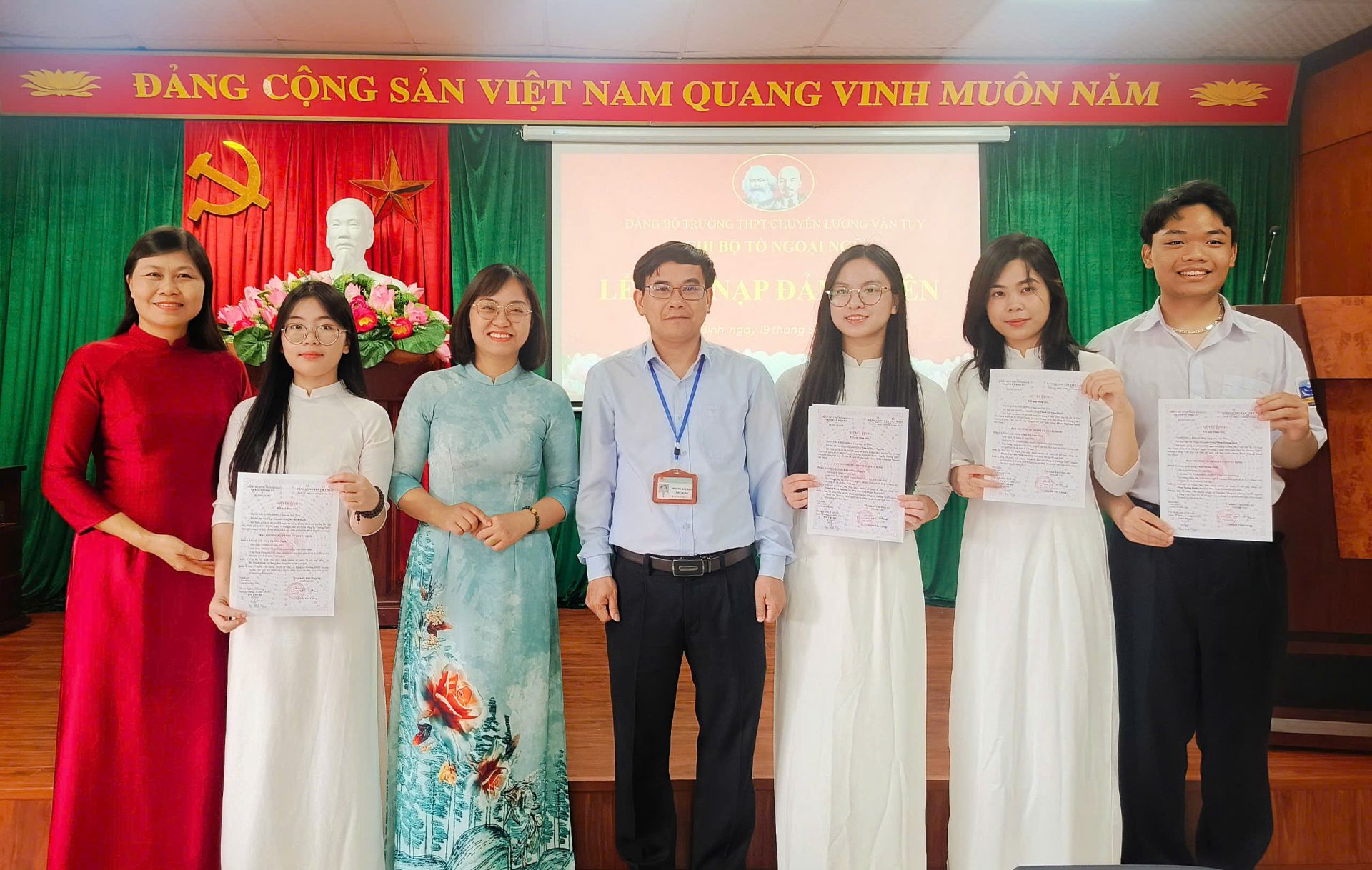 Việc kết nạp đảng vi&ecirc;n trẻ ti&ecirc;u biểu trong đội ngũ học sinh đ&atilde; g&oacute;p phần củng cố, x&acirc;y dựng Đảng bộ Trường THPT chuy&ecirc;n Lương Văn Tuỵ ng&agrave;y c&agrave;ng vững mạnh