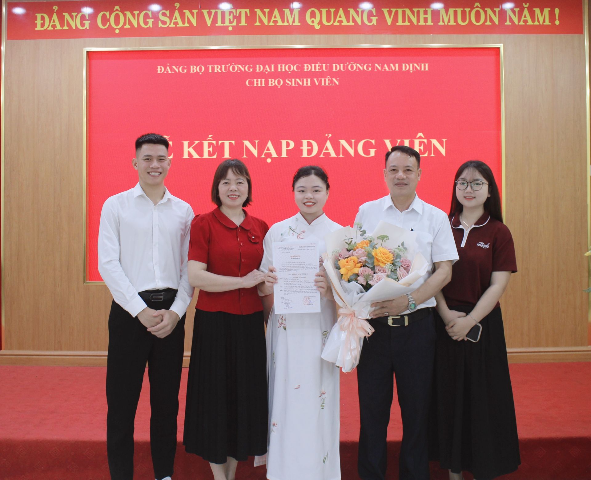 Trường Đại học Điều dưỡng Nam Định tổ chức kết nạp Đảng cho c&aacute;c sinh vi&ecirc;n đạt th&agrave;nh t&iacute;ch cao trong học tập v&agrave; tu dưỡng đạo đức