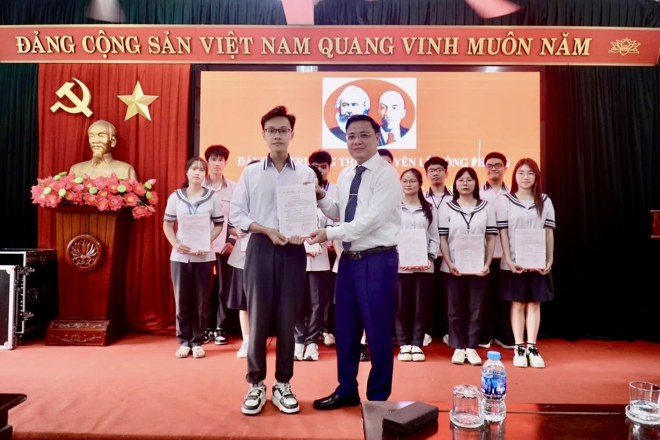 Đảng bộ Trường THPT chuy&ecirc;n L&ecirc; Hồng Phong tổ chức kết nạp Đảng vi&ecirc;n cho c&aacute;c học sinh ưu t&uacute; dịp th&aacute;ng 4/2026