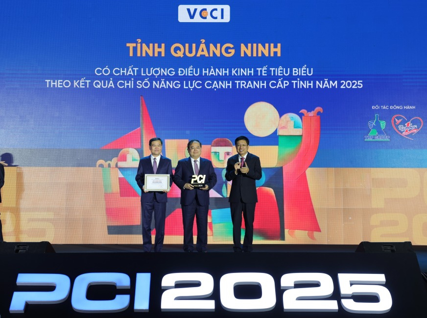 Ông Quản Minh Cường, Ủy viên Trung ương Đảng, Bí thư Tỉnh ủy, Trưởng Đoàn ĐBQH tỉnh Quảng Ninh và ông Bùi Văn Khắng, Phó Bí thư Tỉnh ủy, Chủ tịch UBND tỉnh Quảng Ninh, nhận cúp PCI các địa phương dẫn đầu nhóm chất lượng điều hành Ông Quản Minh Cường, Ủy viên Trung ương Đảng, Bí thư Tỉnh ủy, Trưởng Đoàn ĐBQH tỉnh Quảng Ninh và ông Bùi Văn Khắng, Phó Bí thư Tỉnh ủy, Chủ tịch UBND tỉnh Quảng Ninh, nhận cúp PCI các địa phương dẫn đầu nhóm chất lượng điều hành