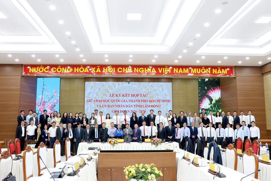 Phó Chủ tịch UBND tỉnh Nguyễn Minh chụp hình lưu niệm với đoàn công tác Phó Chủ tịch UBND tỉnh Nguyễn Minh chụp hình lưu niệm với đoàn công tác