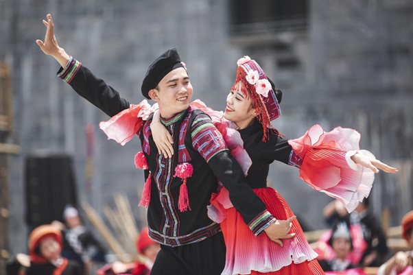 Show nghệ thuật thực cảnh &ldquo;Vũ điệu tr&ecirc;n m&acirc;y&rdquo; d&ugrave;ng ng&ocirc;n ngữ m&uacute;a đương đại để kể chuyện giữa đỉnh Fansipan h&ugrave;ng vĩ. Ảnh: &Aacute;nh Dương