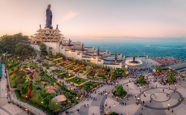 Đỉnh n&uacute;i B&agrave; Đen linh thi&ecirc;ng &ndash; điểm đến kết nối du kh&aacute;ch với tinh hoa nghệ thuật d&acirc;n gian v&agrave; cảnh sắc thi&ecirc;n nhi&ecirc;n h&ugrave;ng vĩ. Ảnh: &Aacute;nh Dương