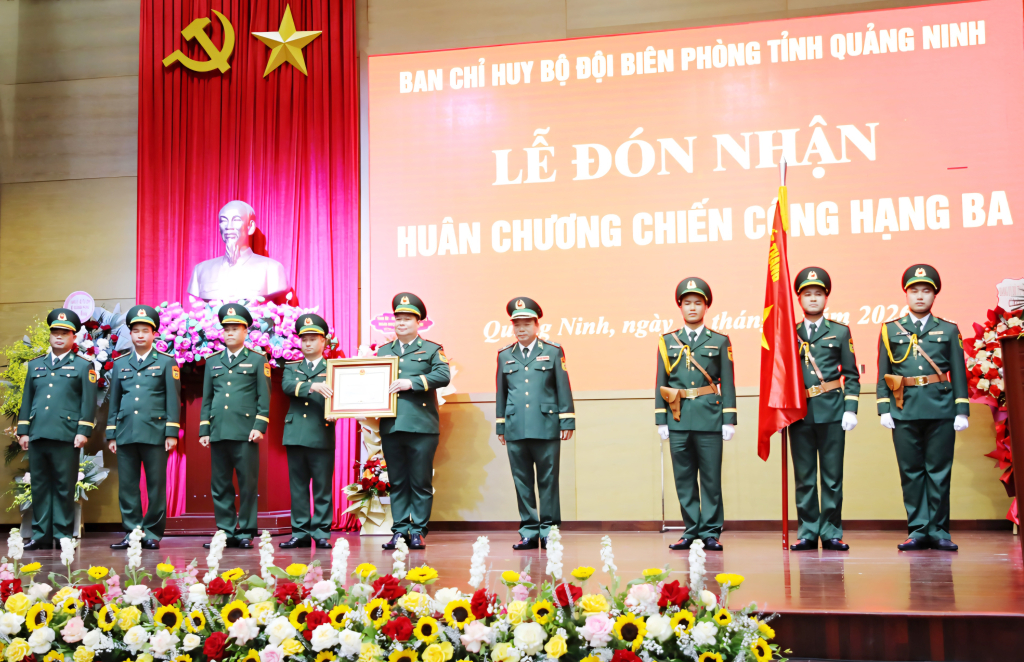 Tập thể Đồn Bi&ecirc;n ph&ograve;ng cửa khẩu quốc tế M&oacute;ng C&aacute;i vinh dự được tặng thưởng Hu&acirc;n chương Chiến c&ocirc;ng hạng Ba của Chủ tịch nước