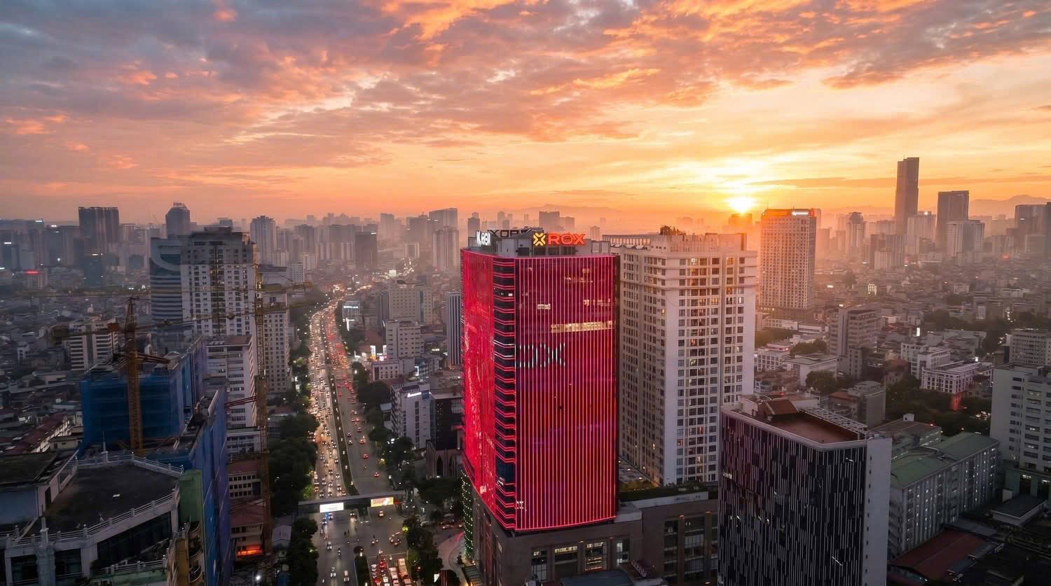 Khoảnh khắc đón bình minh trở thành biểu tượng cho tinh thần luôn hướng về phía trước. Ảnh: MH Khoảnh khắc đón bình minh trở thành biểu tượng cho tinh thần luôn hướng về phía trước. Ảnh: MH