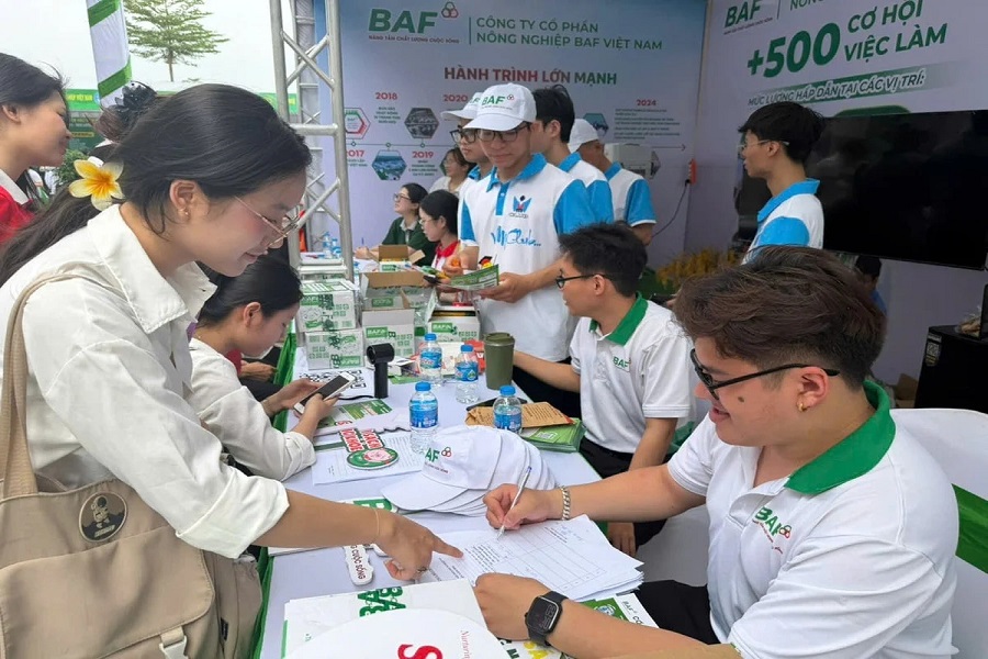 Sáng sớm 15/5, khuôn viên Học viện sôi động với sự tham gia của đông đảo doanh nghiệp. Ảnh: Mai Đan. Sáng sớm 15/5, khuôn viên Học viện sôi động với sự tham gia của đông đảo doanh nghiệp. Ảnh: Mai Đan.