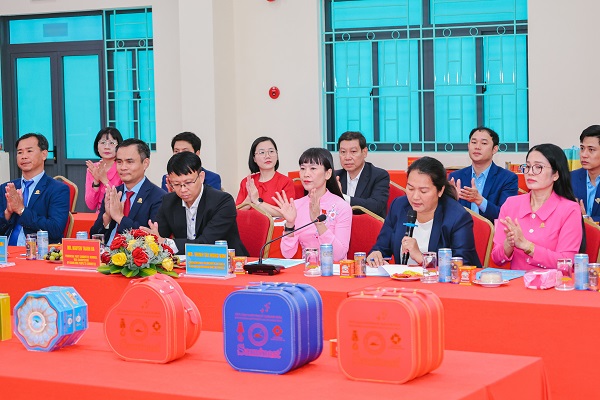 Đo&agrave;n đại biểu cấp cao Thủ đ&ocirc; Vi&ecirc;ng Chăn (nước CHDCND L&agrave;o) thăm v&agrave; l&agrave;m việc tại Nh&agrave; m&aacute;y Chế biến Nguy&ecirc;n liệu Yến s&agrave;o Sanvinest Kh&aacute;nh H&ograve;a, b&agrave; Trịnh Thị Hồng V&acirc;n- Chủ tịch HĐTV C&ocirc;ng ty Yến s&agrave;o Kh&aacute;nh H&ograve;a v&agrave; l&atilde;nh đạo nh&agrave; m&aacute;y tiếp đo&agrave;n