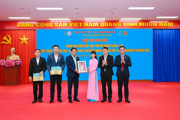 L&atilde;nh đạo C&ocirc;ng ty Yến S&agrave;o Kh&aacute;nh H&ograve;a tặng qu&agrave; kỷ niệm cho đo&agrave;n