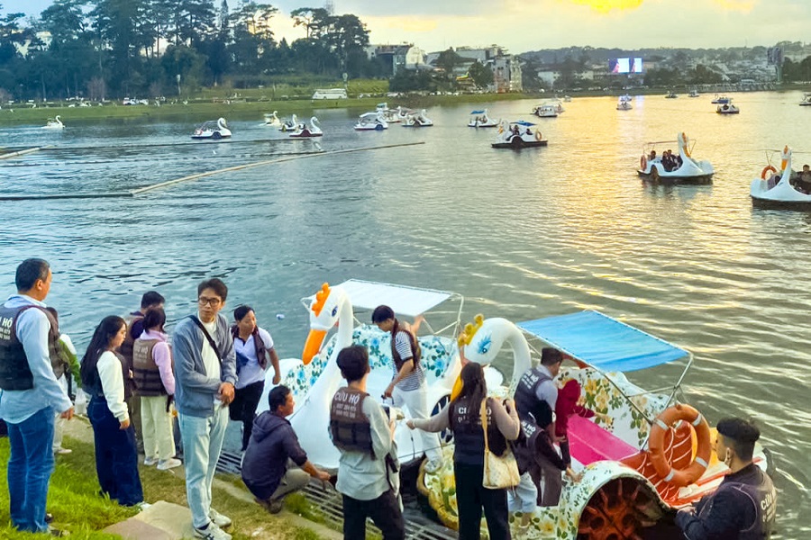 Xe đạp nước hình thiên nga trên hồ Xuân Hương thu hút du khách. Ảnh: Quỳnh Uyển Xe đạp nước hình thiên nga trên hồ Xuân Hương thu hút du khách. Ảnh: Quỳnh Uyển