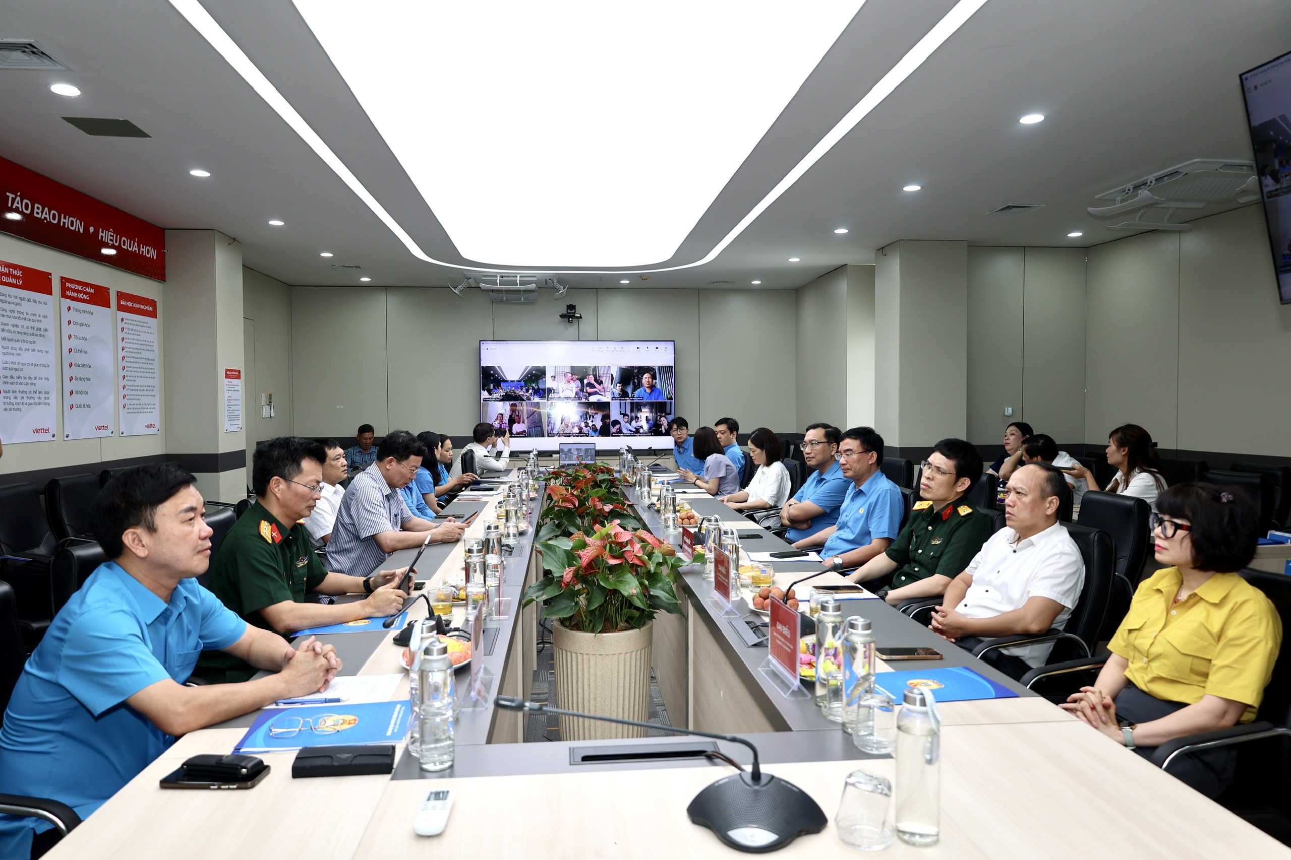 Đại biểu dự Lễ khai trương.