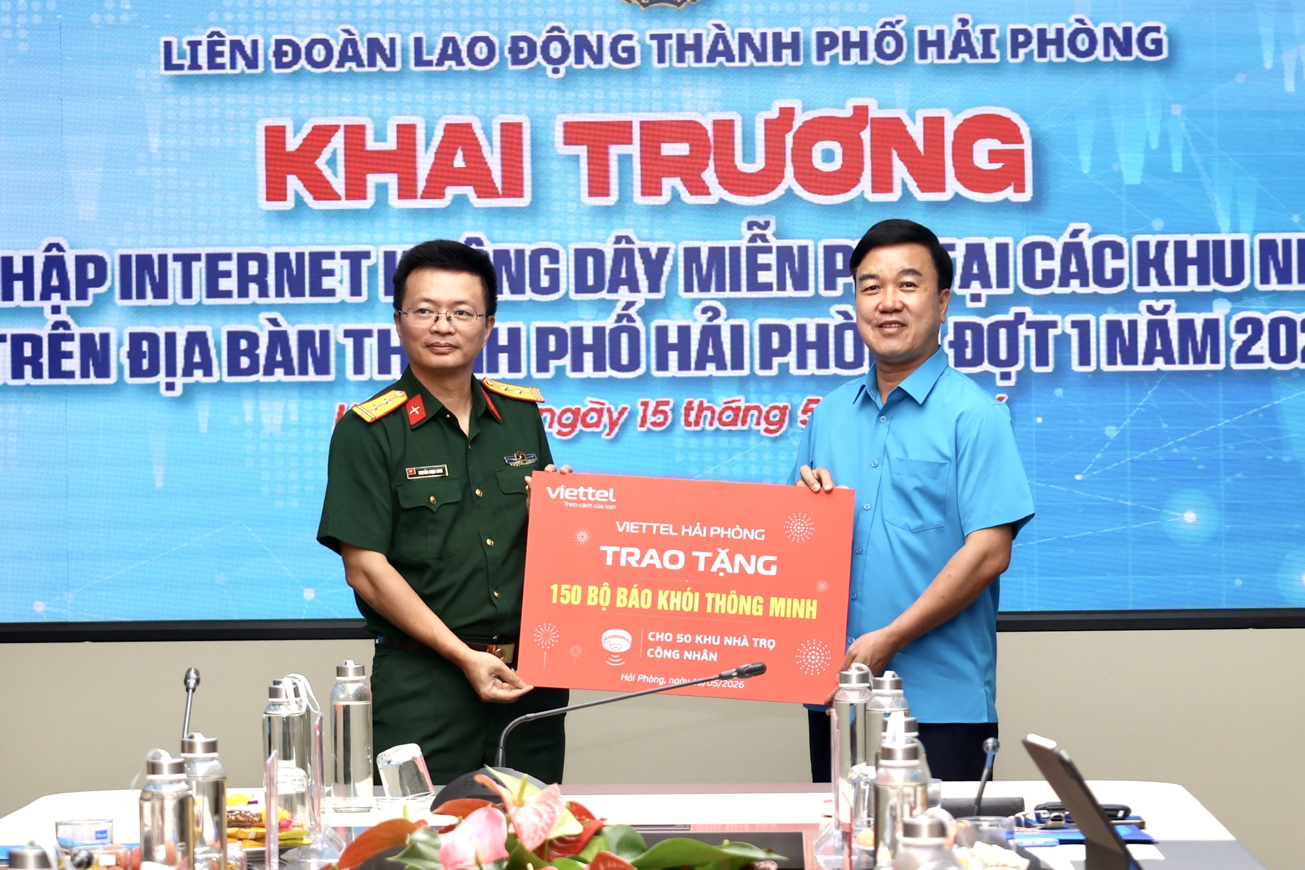 Viettel Hải Ph&ograve;ng trao tặng 150 bộ b&aacute;o kh&oacute;i th&ocirc;ng minh cho 50 khu nh&agrave; trọ c&ocirc;ng nh&acirc;n..