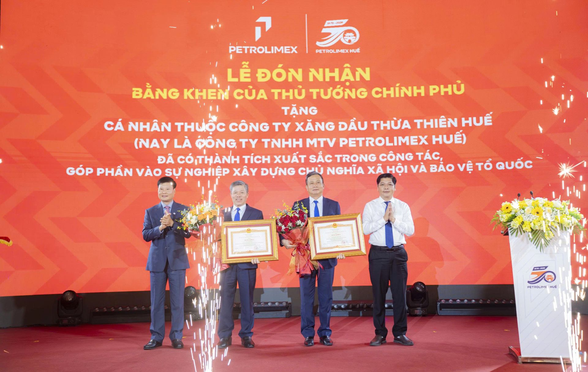 Ông Nguyễn Khoa Phong Điền và ông Lê Quang Dĩnh đón nhận bằng khen của Thủ tướng Chính phủ Ông Nguyễn Khoa Phong Điền và ông Lê Quang Dĩnh đón nhận bằng khen của Thủ tướng Chính phủ