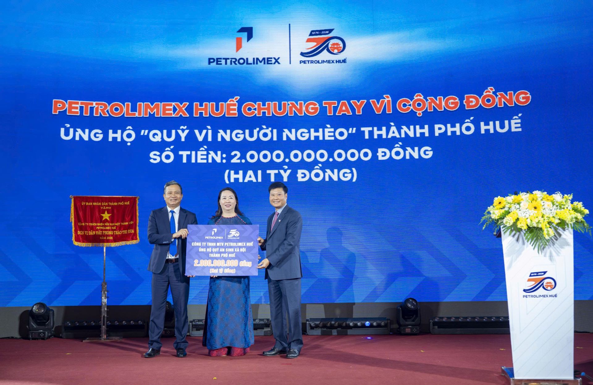 Petrolimex Huế trao tặng cho Petrolimex Huế trao tặng cho