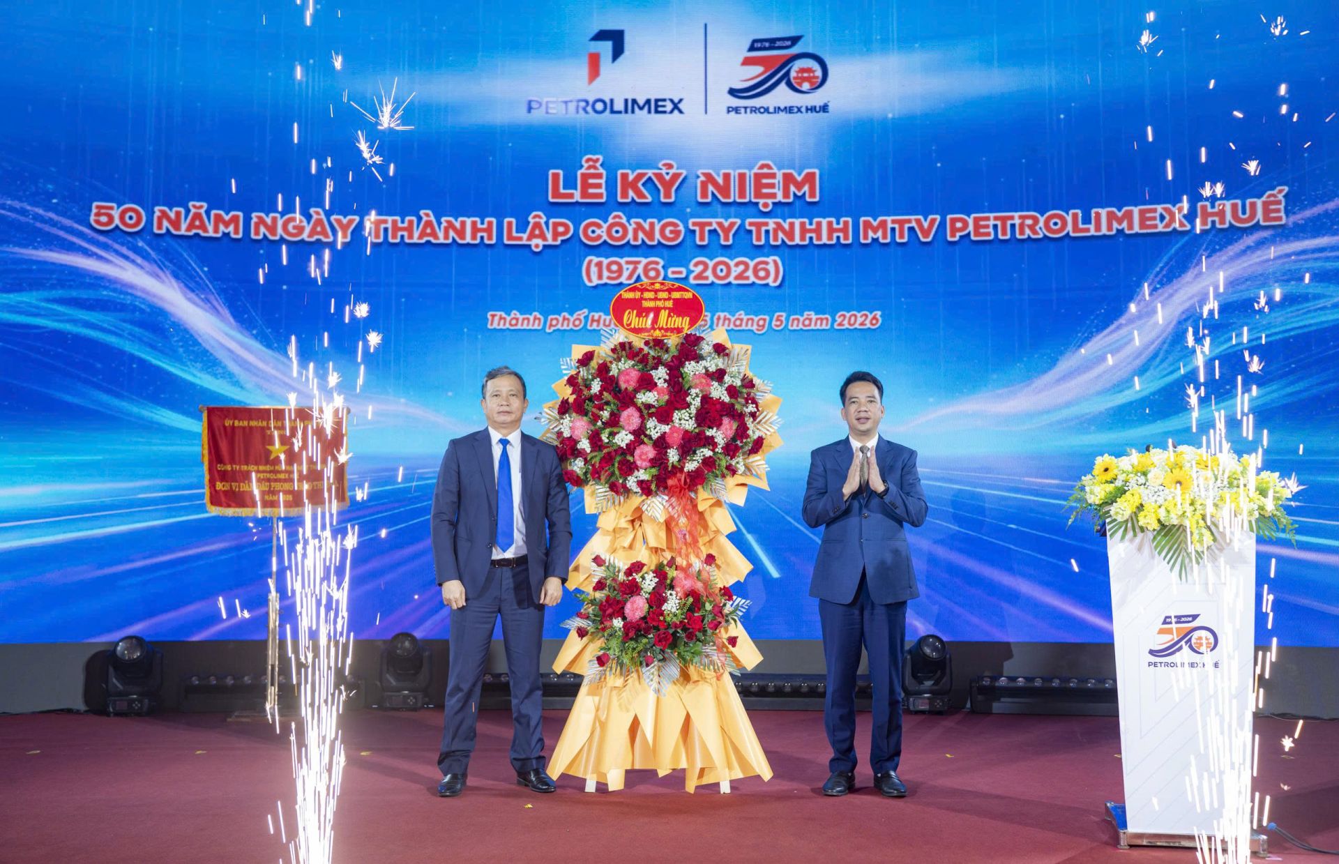 Ông Nguyễn Khoa Phong Điền (bên trái) nhận lẵng hoa do UBND TP Huế trao tặng trong Lễ kỷ niệm Ông Nguyễn Khoa Phong Điền (bên trái) nhận lẵng hoa do UBND TP Huế trao tặng trong Lễ kỷ niệm