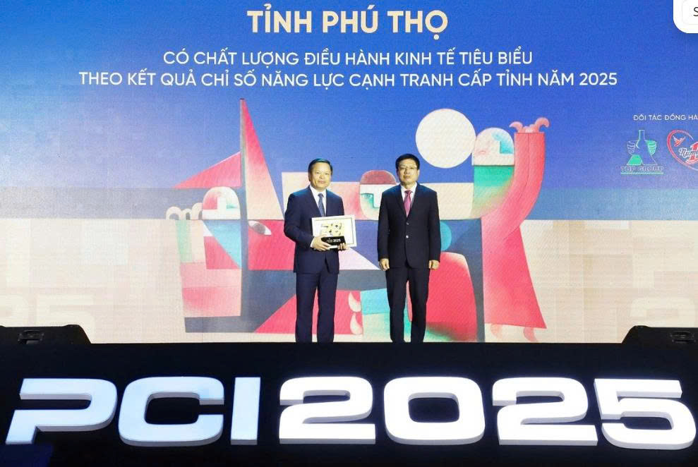 Phó chủ tịch UBND tỉnh Phú Thọ Phan Trọng Tấn nhận Kỷ niệm chương và Giấy chứng nhận giải thưởng. Phó chủ tịch UBND tỉnh Phú Thọ Phan Trọng Tấn nhận Kỷ niệm chương và Giấy chứng nhận giải thưởng.