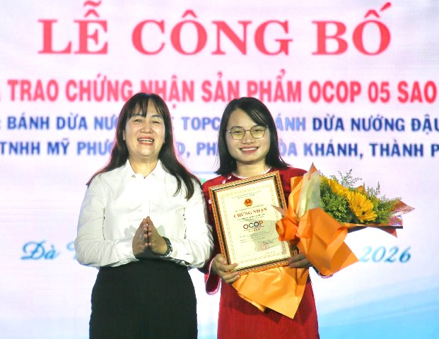 Ph&oacute; Gi&aacute;m đốc Sở N&ocirc;ng nghiệp v&agrave; M&ocirc;i trường Vũ Thị B&iacute;ch Hậu (tr&aacute;i) trao chứng nhận 2 sản phẩm OCOP 5 sao cấp quốc gia cho C&ocirc;ng ty TNHH Mỹ Phương Food.