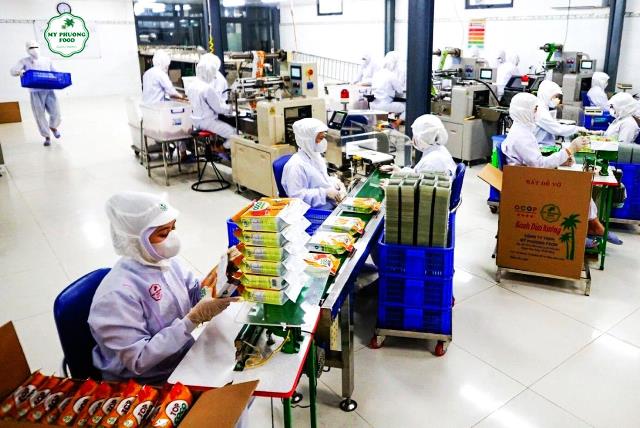 1 c&ocirc;ng đoạn sản xuất b&aacute;nh dừa nước TOPCOCO của C&ocirc;ng ty TNHH Mỹ Phương Food.
